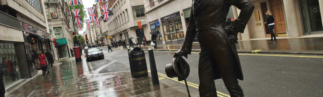 The bronze statue of Beau Brummell by Irena Sidieck in front of the entrance to Piccadilly Arcade on Jermyn Street was unveiled by HRH Prince Michael of Kent on 5 November 2002.