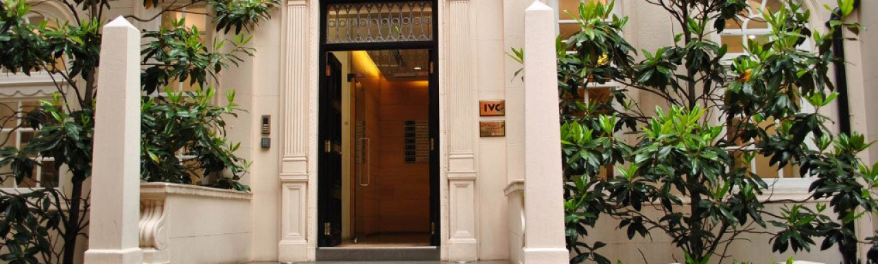 Entrance to 86 Brook Street.